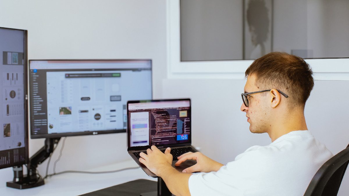 Una persona del team Masamune al lavoro al computer
